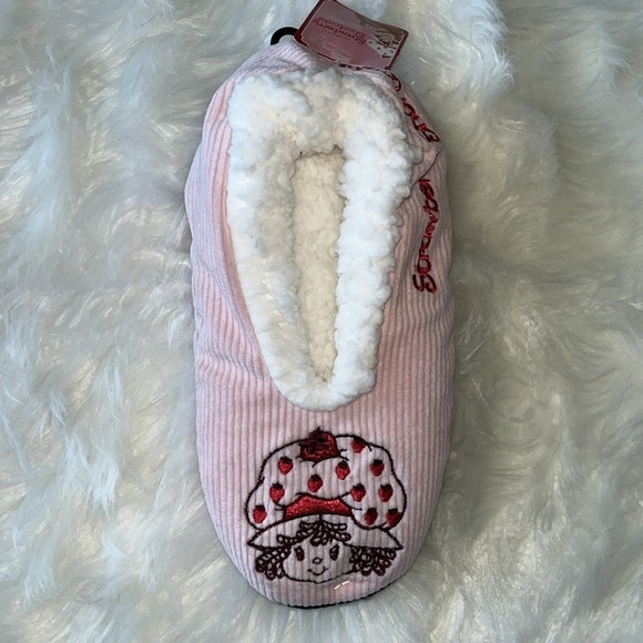 🆕 Strawberry Shortcake Fuzzy Babba Slipper Socks Size S/M Shoe Size 5.5-7.5 - Picture 1 of 7
